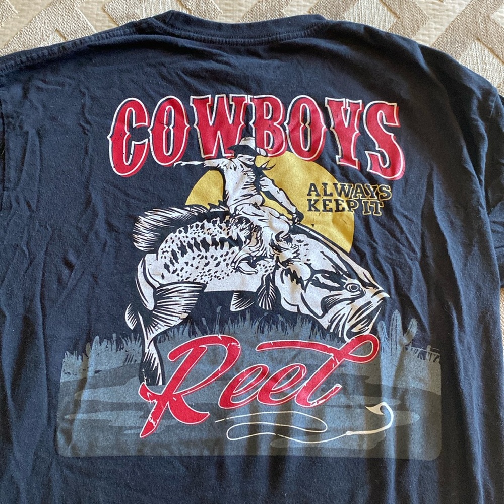 Cabelas/Bass Pro Shops black “Cowboys Always Keep it Reel” fishing t shirt